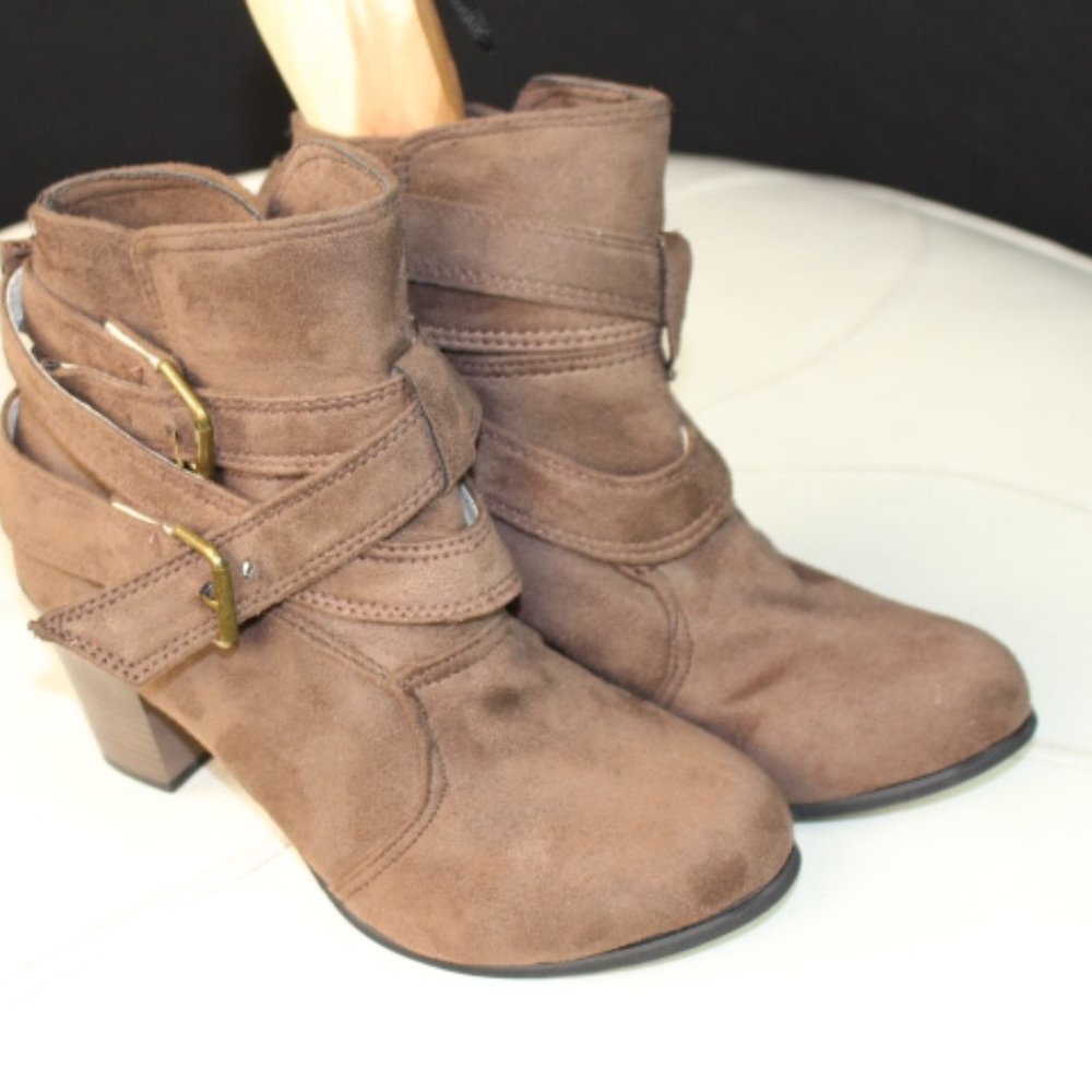 Unknown designer -Brown suede ankle boot